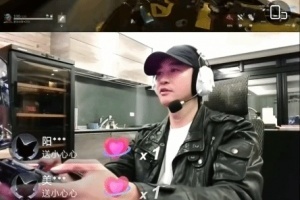 51岁何润东直播《三角洲》火了！全程手柄操作引热议