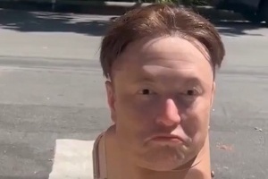 骇人！马斯克人头机器狗惊现旧金山街头：可自主行走 还能与路人互动