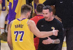 雷迪克：东契奇能限制持球人 他是最好的侧翼防守篮板手之一