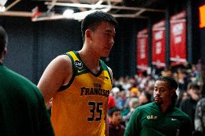 王俊杰泪别大三赛季：板凳到首发 鏖战32场硬仗满身伤 期待下一站