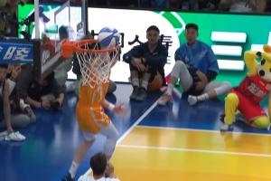 张鼎岩第二扣 飞人蝎子摆尾再拿50分 随后比出晚安！