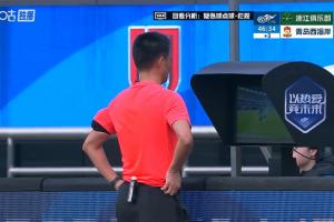 没有点球！托利奇禁区倒地，VAR提醒主裁回看，主裁认定非点球