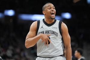 队魂！凯尔登·约翰逊13中8高效贡献20分 三分7中4