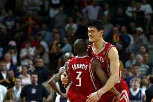 青岛队记：杨瀚森和韦斯利庆祝场景 让人想起当年弗老大&姚明情谊