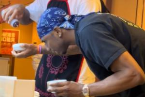 吃得明白吗网友在海底捞偶遇迪亚洛和克里斯 前者专注打酱料