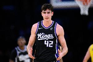 你小子吃饱了吧！42号秀雷诺攻防在线 全场砍26分11板2助3帽