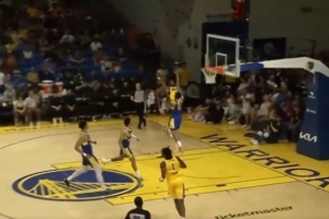 美媒晒布朗尼一条龙隔人暴扣：布朗尼会飞 詹姆斯转发