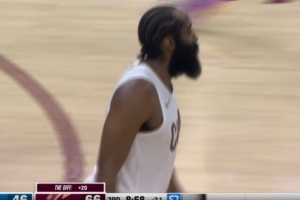 突然发力！哈登里突外投连续单打得手 连得7分率队领先20分