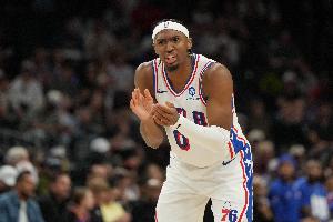 最后时刻受伤！马克西22中12拿31分5助 上半场22分&下半场遭包夹