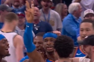 霸气十足！亚历山大绝杀后朝全场单手比二 向世界宣誓自己的号码