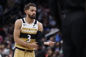 就打18分钟！特雷·杨6中4轻松拿下17分4板8助 开场连拿8分