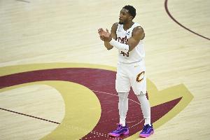 复出砍30+7+5！阿特金森：追分时米切尔扛起球队 他身体感觉不错