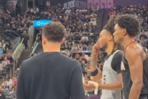 死死贴防！卡斯尔和主帅米奇沟通 阿门寸步不离 不忘交流一波