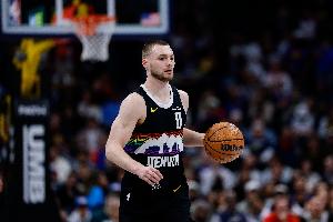 报告！对面有挂！布劳恩全场被亚历山大打爆 拿4分9板&有5犯规