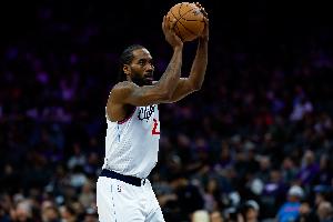 十八般武艺！伦纳德花样秀单打 半场14中8砍下21分4板5助