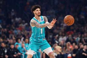 难挽败局！拉梅洛·鲍尔19中9拿下全队最高22分外加7板6助