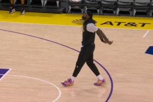 记者：詹姆斯缺阵主要是因为左脚关节炎 这是一直困扰他的老毛病