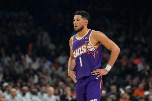 杀伤不少！布克半场6中2拿14分4助 罚球10中10