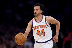 扔不进就是负作用！沙梅特三分球12中3仅拿9分1篮板 上半场6中0