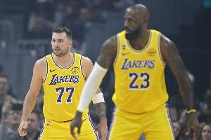 与老詹同场东契奇每75回合得27.5分&净效率-2.7 反之38.2分&+6.9