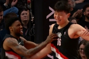 拓媒：杨瀚森扣篮后韦斯利跟疯了一样 就像观战的开拓者球迷