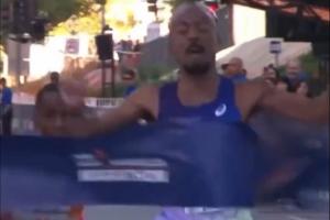 绝杀！美国选手洛杉矶马拉松0.01秒绝杀，肯尼亚选手被带偏引争议