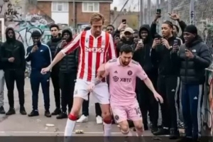 克劳奇晒抢断梅西破门AI视频：我告诉孩子们，快来看你爸的表现