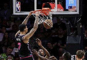 12分6板！阿德巴约：韦尔正在慢慢成长 球队越来越信任他了