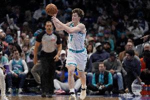 今天拉了一场！4号秀克尼佩尔全场11投4中 三分仅8中2