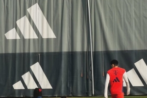 图片报：孔帕尼组织拜仁家庭日活动，现场提供了烧烤、冰淇淋车等