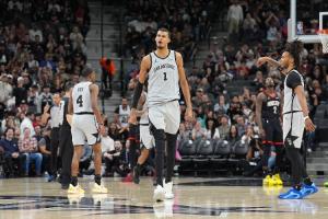 文班：我们显然很出色 但只有季后赛可以验证我们有多强！