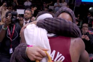 生命中最重要的两个女人！阿德巴约赛后与母亲&女友阿贾拥抱！