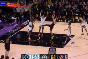 火力压制！拉拉维亚抢断 里夫斯反击打成2+1助湖人扩大领先