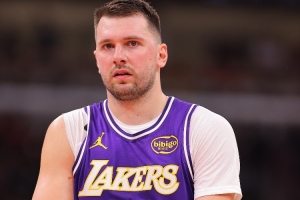 名记：东契奇证实自己与未婚妻分手 并在争夺两个女儿监护权