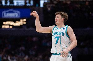 关键时刻造进攻犯规！克尼佩尔11中5拿到15分4板 三分8中4