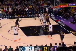 骚啊！里夫斯突破写意背传助攻艾顿双手大力挂筐暴扣！