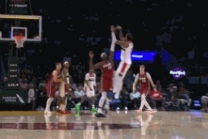 看着对方都冒火！萨尔弧顶接球最后1秒迎着阿德巴约轰压哨三分球