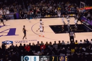 浪费机会！里夫斯送抛传 艾顿空接被筐帽了