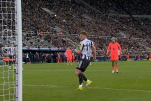 干嘛呢？阿劳霍在禁区弧顶散步“目送”，巴恩斯无人盯防轻松破门