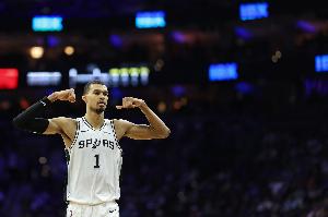 三分15中8！米奇：文班投篮动作自律性很好 让对手防守变得很难