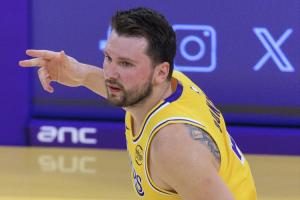 东契奇湖人生涯第6次砍下30+三双 超越科比 独享队史第5多