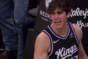 Kill the game！雷诺转身突破对抗赫夫强硬上篮2+1 怒吼庆祝！