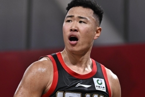 还没歇过来？贺希宁毫无状态全场各种打铁 两分球7中0&三分10中3