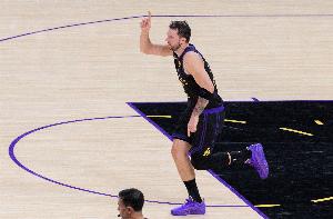 东契奇生涯第72场25+10+10 仅次于大O&威少&约基奇&詹姆斯