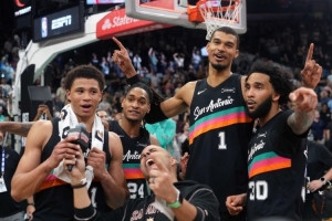 霍里：马刺有8人场均得分上双 他们在打团队篮球