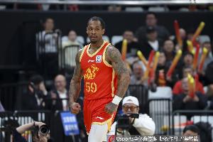 太强了！塔克11中8高效砍下33分3板9助2帽 罚球14中13