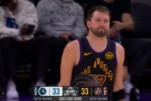 开张！东契奇弧顶命中湖人本场首记三分 此前全队三分15中0