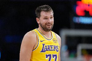 东契奇谈阿德巴约83分：真的太特别了 真不错 恭喜他