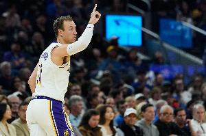 乘胜追击！肯纳德连续拿分 帮助湖人将优势扩大到20分