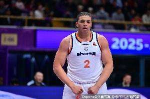 洛夫顿：李添荣打得很卖力 我需要打出团队篮球 控场需要做得更好